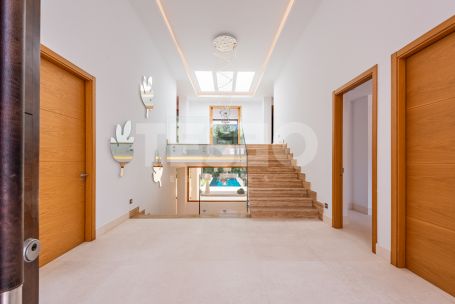 Another talylor made Ark creation in one of the nicest roads of Sotogrande Alto. Villa AKROPOLIS