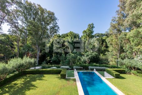 Another talylor made Ark creation in one of the nicest roads of Sotogrande Alto. Villa AKROPOLIS