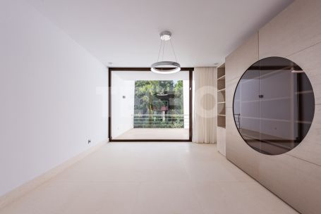 Another talylor made Ark creation in one of the nicest roads of Sotogrande Alto. Villa AKROPOLIS