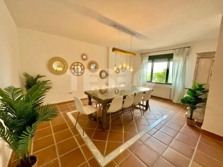 Villa con parcela colindante sin construir en Sotogrande Costa