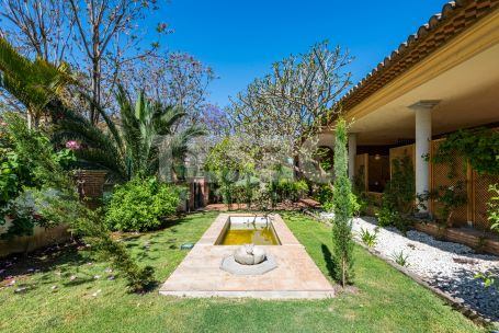 Villa con parcela colindante sin construir en Sotogrande Costa