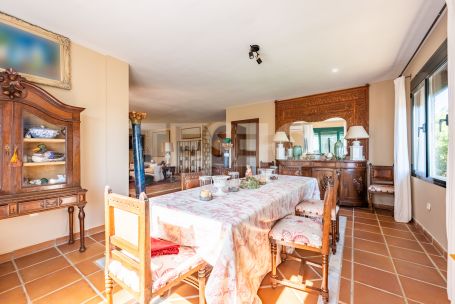 Villa con parcela colindante sin construir en Sotogrande Costa