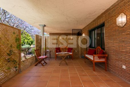 Villa con parcela colindante sin construir en Sotogrande Costa