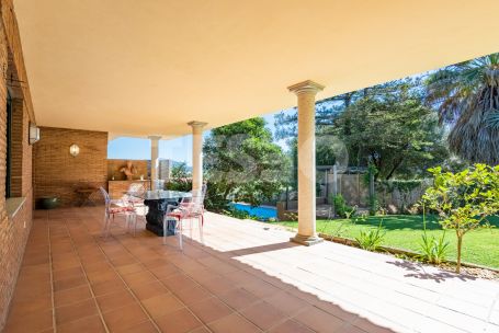 Villa con parcela colindante sin construir en Sotogrande Costa