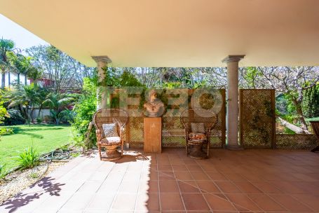Villa con parcela colindante sin construir en Sotogrande Costa