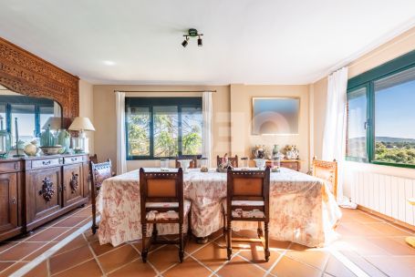 Villa con parcela colindante sin construir en Sotogrande Costa