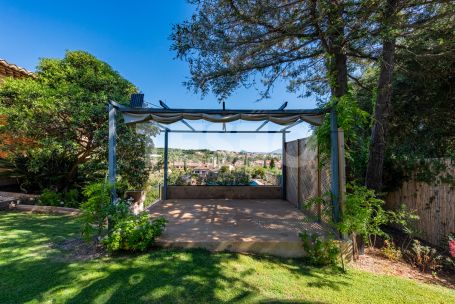 Villa con parcela colindante sin construir en Sotogrande Costa