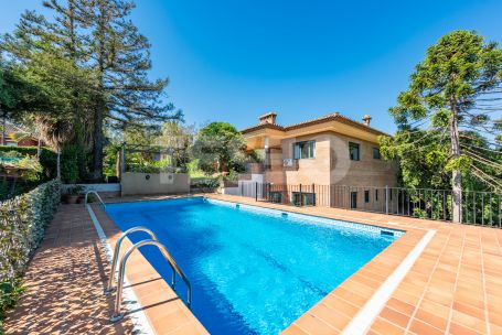 Villa con parcela colindante sin construir en Sotogrande Costa