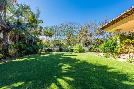 Villa con parcela colindante sin construir en Sotogrande Costa
