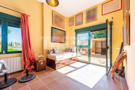 Villa con parcela colindante sin construir en Sotogrande Costa