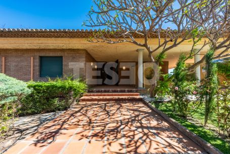 Villa con parcela colindante sin construir en Sotogrande Costa