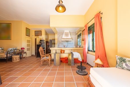 Villa con parcela colindante sin construir en Sotogrande Costa