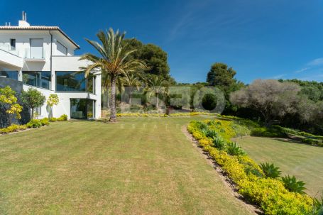 Magnífica villa de 3 plantas en primera línea de golf situada en La Reserva, con vistas panorámicas al golf y al mar.