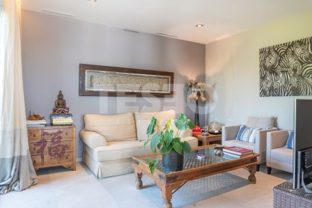 Magnífica villa de 3 plantas en primera línea de golf situada en La Reserva, con vistas panorámicas al golf y al mar.