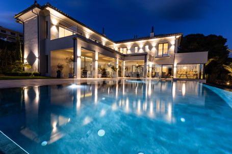 Magnífica villa de 3 plantas en primera línea de golf situada en La Reserva, con vistas panorámicas al golf y al mar.
