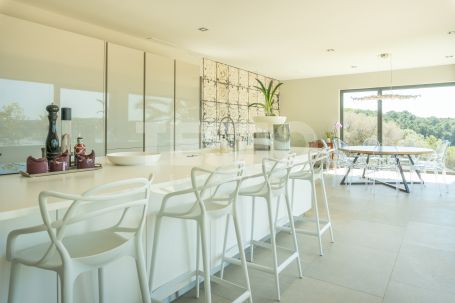 Magnífica villa de 3 plantas en primera línea de golf situada en La Reserva, con vistas panorámicas al golf y al mar.