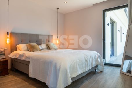 Magnífica villa de 3 plantas en primera línea de golf situada en La Reserva, con vistas panorámicas al golf y al mar.