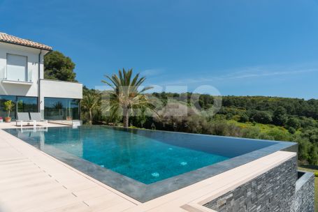 Magnífica villa de 3 plantas en primera línea de golf situada en La Reserva, con vistas panorámicas al golf y al mar.