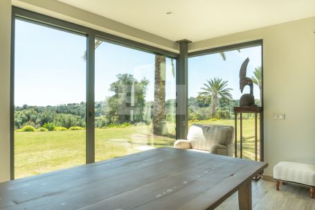 Magnífica villa de 3 plantas en primera línea de golf situada en La Reserva, con vistas panorámicas al golf y al mar.