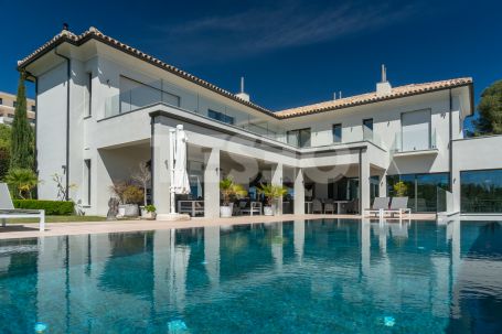 Magnífica villa de 3 plantas en primera línea de golf situada en La Reserva, con vistas panorámicas al golf y al mar.