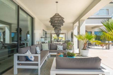 Magnífica villa de 3 plantas en primera línea de golf situada en La Reserva, con vistas panorámicas al golf y al mar.