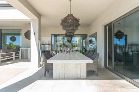 Magnífica villa de 3 plantas en primera línea de golf situada en La Reserva, con vistas panorámicas al golf y al mar.