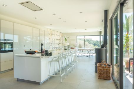 Magnífica villa de 3 plantas en primera línea de golf situada en La Reserva, con vistas panorámicas al golf y al mar.