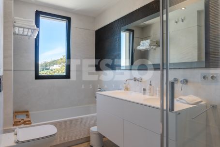 Magnífica villa de 3 plantas en primera línea de golf situada en La Reserva, con vistas panorámicas al golf y al mar.