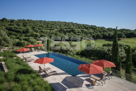 Villa La Escondida, gelegen in erster Reihe am Golfplatz (La Reserva Club de Golf)