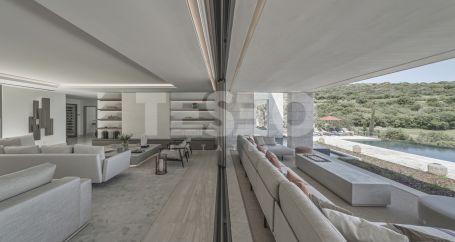 Villa La Escondida, gelegen in erster Reihe am Golfplatz (La Reserva Club de Golf)