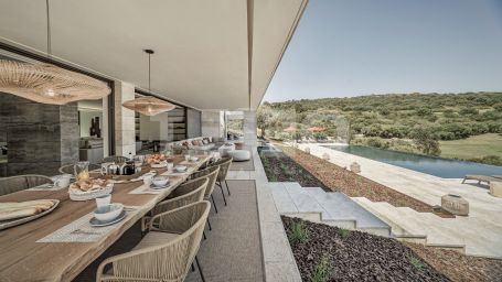 Villa La Escondida, gelegen in erster Reihe am Golfplatz (La Reserva Club de Golf)