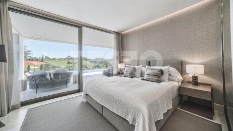 Villa La Escondida, gelegen in erster Reihe am Golfplatz (La Reserva Club de Golf)
