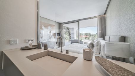 Villa La Escondida, gelegen in erster Reihe am Golfplatz (La Reserva Club de Golf)