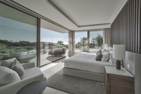 Villa La Escondida, gelegen in erster Reihe am Golfplatz (La Reserva Club de Golf)