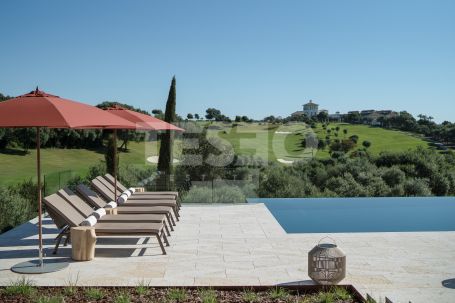 Villa La Escondida, gelegen in erster Reihe am Golfplatz (La Reserva Club de Golf)