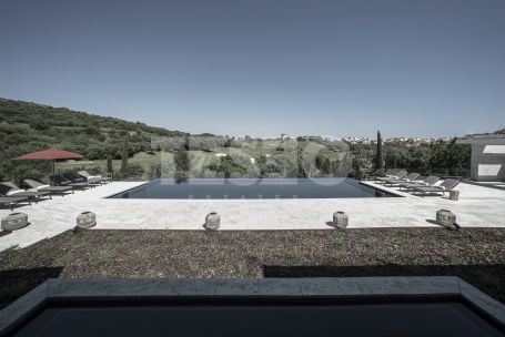 Villa La Escondida, gelegen in erster Reihe am Golfplatz (La Reserva Club de Golf)