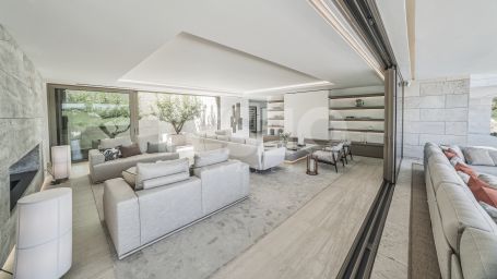 Villa La Escondida, gelegen in erster Reihe am Golfplatz (La Reserva Club de Golf)