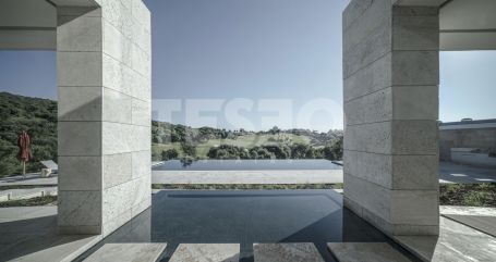 Villa La Escondida, gelegen in erster Reihe am Golfplatz (La Reserva Club de Golf)