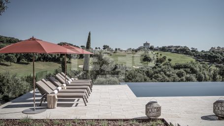 Villa La Escondida, gelegen in erster Reihe am Golfplatz (La Reserva Club de Golf)