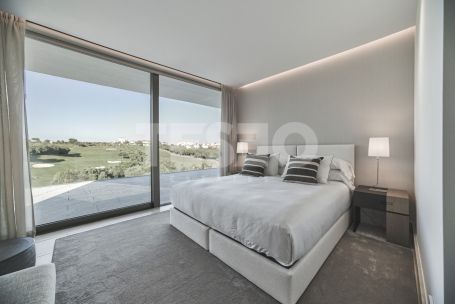 Villa La Escondida, gelegen in erster Reihe am Golfplatz (La Reserva Club de Golf)