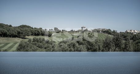 Villa La Escondida, gelegen in erster Reihe am Golfplatz (La Reserva Club de Golf)