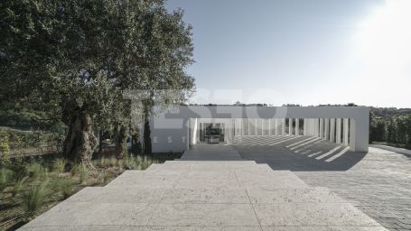 Villa La Escondida, gelegen in erster Reihe am Golfplatz (La Reserva Club de Golf)