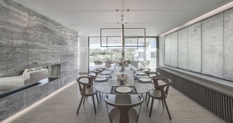 Villa La Escondida, gelegen in erster Reihe am Golfplatz (La Reserva Club de Golf)