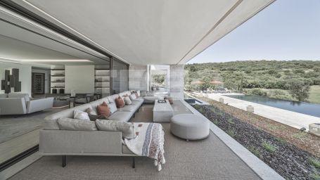 Villa La Escondida, gelegen in erster Reihe am Golfplatz (La Reserva Club de Golf)