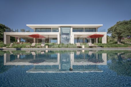 Villa La Escondida, gelegen in erster Reihe am Golfplatz (La Reserva Club de Golf)