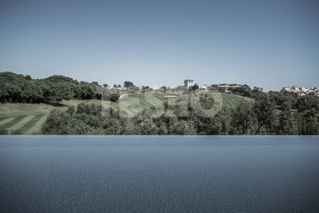 Villa La Escondida, gelegen in erster Reihe am Golfplatz (La Reserva Club de Golf)
