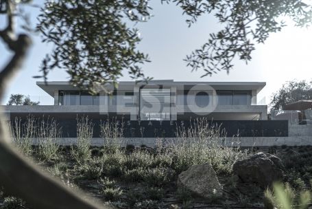 Villa La Escondida, gelegen in erster Reihe am Golfplatz (La Reserva Club de Golf)