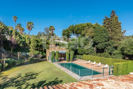 Substantial family villa with a south-westerly aspect located in a very quiet area of the Kings and Queens in Sotogrande Costa