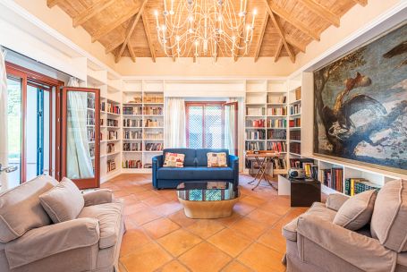Substantial family villa with a south-westerly aspect located in a very quiet area of the Kings and Queens in Sotogrande Costa
