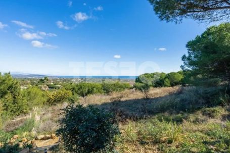 PLOT WITH NICE GOLF AND SEA VIEWS